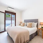 別荘 With Pool In Golden Mile By Kura Homes